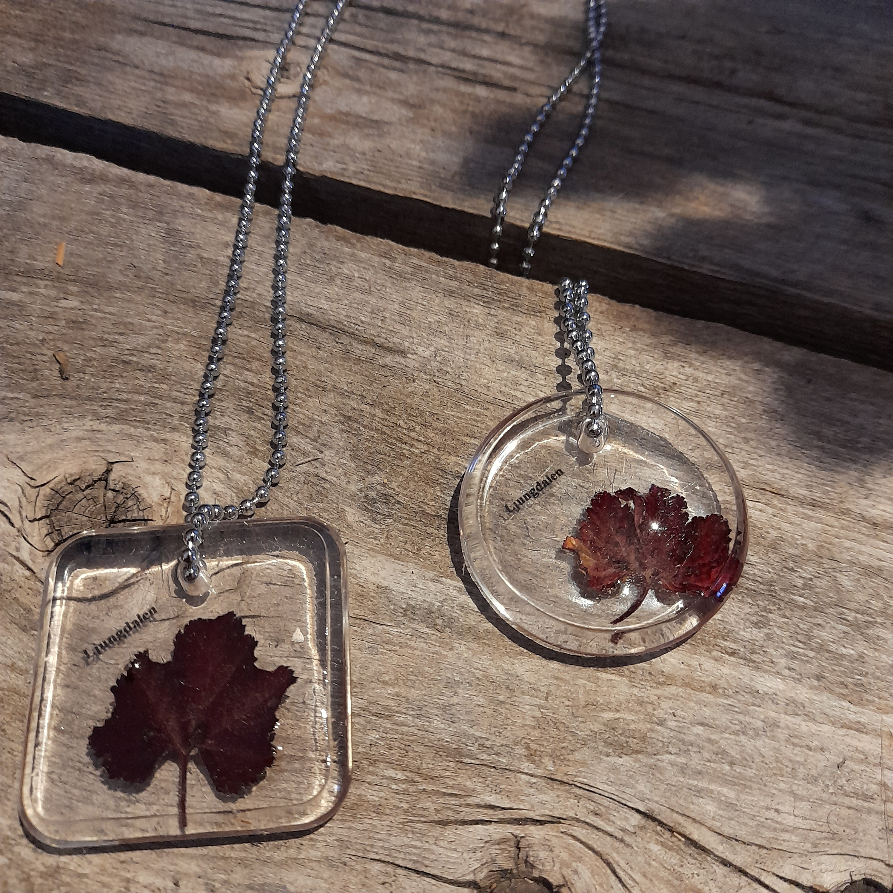 Halsband med hjortronblad och "Ljungdalen"